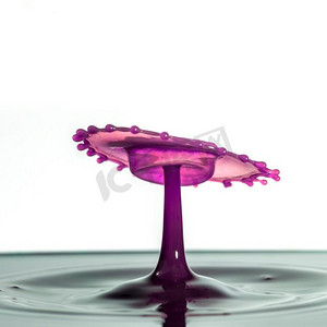 用高速闪光技术捕捉到的令人惊叹的独特抽象水花摄影图像，以及充满活力的彩色水碰撞