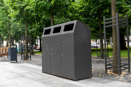 废物回收和垃圾概念—城市街道上的垃圾箱。城市街道上的垃圾箱
