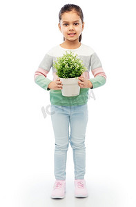环境，自然和人的概念—愉快的微笑的女孩拿着花在锅在白色背景。快乐的微笑女孩拿着花在锅里