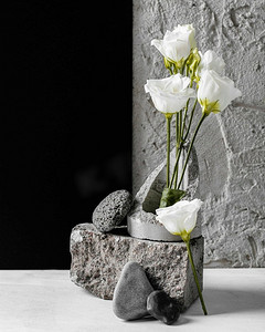 春天的鲜花与束岩石组合