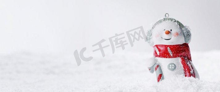 喜庆的圣诞背景，雪地上的雪人，横幅与文字的复制空间。圣诞节背景与雪人