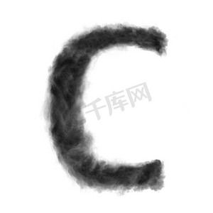 字母C由黑云或烟雾在白色背景上制作，带有复制空间，而不是渲染。字母C由白色背景上的黑云组成。