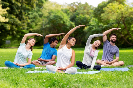 健身、运动和健康生活方式的概念--一群快乐的人在夏季公园锻炼。一群人在夏令营锻炼