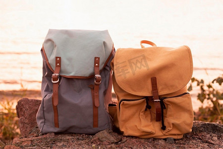 两个背包都是日落时分。高分辨率照片。两个背包都是日落时分。高品质的照片