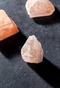 神秘科学，矿物和地质概念—石英晶体和宝石石在石板背景。石英晶体和宝石石在石板背景