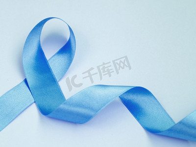 丝带banner摄影照片_以上视图癌症概念与蓝丝带