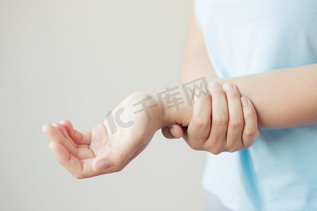 女性手臂疼痛