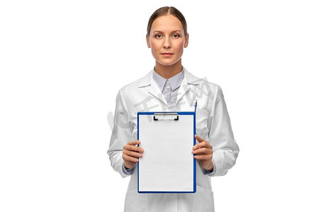 医学、职业和保健概念--身穿白大褂的女医生或女科学家展示剪贴板。拿着剪贴板的女医生或女科学家