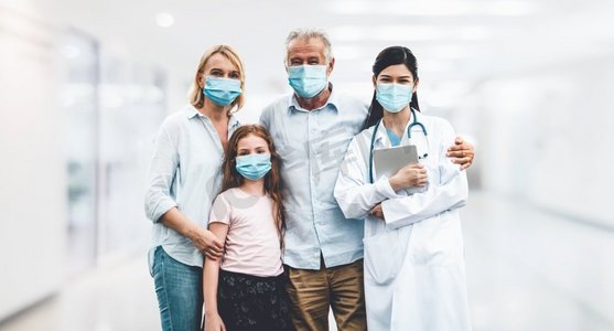 医生和家人在医院里戴口罩预防新冠肺炎。人们的医疗保健和医疗理念。