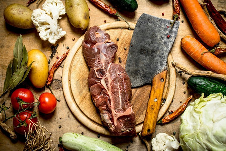 牛肉和肉斧和汤的材料。在一张木桌上。牛肉和肉斧和汤的材料。