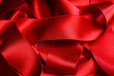 群众堆红色缎子丝带背景假日圣诞节礼物包概念。堆的红丝带背景