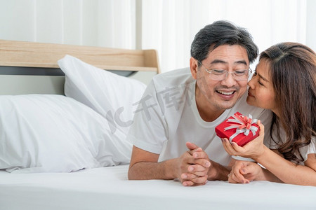 度过情人节摄影照片_祝亚洲老两口在家中度过愉快的时光。老有所养、老有所养、老有所养。