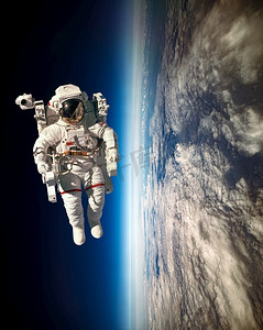 宇航员在外太空的背景下地球。这张照片由NASA提供。