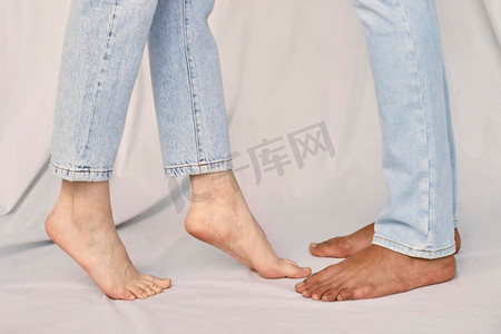 情侣男背女摄影照片_侧视男，女赤脚。高分辨率照片。侧视男，女赤脚。高质量照片