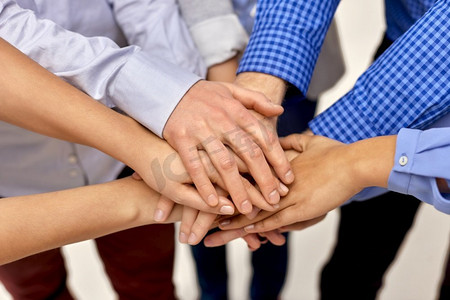 手势、人和团队合作的理念--近距离接触商业团队、朋友或学生的手。人们堆叠双手的特写镜头