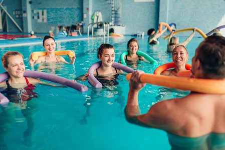 水上健美操、健康水上运动、室内游泳池、休闲娱乐。水上有氧运动，健康水上运动
