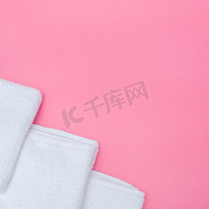 高角度视图白色毛巾粉红色背景。高分辨率照片。高角度视图白色毛巾粉红色背景。高品质的照片