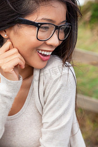 微笑女性牙齿摄影照片_微笑的快乐美丽的年轻亚洲人中国妇女或女孩戴眼镜外面