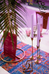 宴会厅的装饰在马拉坎风格的五彩缤纷的颜色