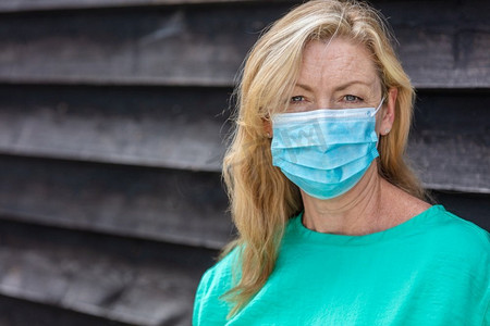 新冠肺炎冠状病毒大流行中的中年女性在户外戴口罩