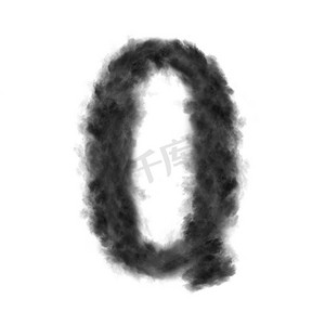 字母Q从黑色的云或烟雾在白色背景与复制空间，不渲染。字母Q在白色背景上由乌云制成。