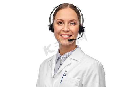 医学、职业和保健理念--快乐微笑的女医生，白色背景上戴着耳机。戴着耳机微笑的女医生
