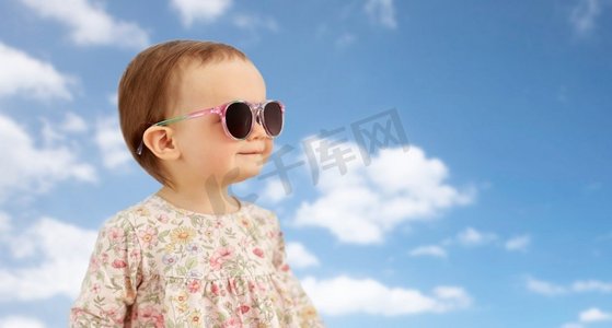 夏季衣服可爱摄影照片_儿童、太阳镜、夏季、配饰