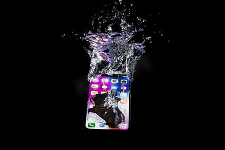 水下iPhone分辨率和高质量的美丽照片。水下iPhone高品质和分辨率美丽的照片概念