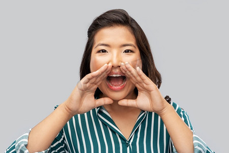 人,信息和公告概念-年轻的亚洲女性在灰色背景下呼唤某人.