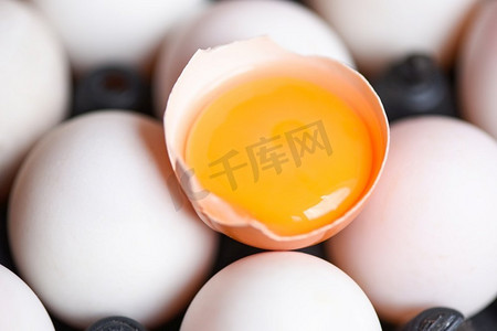 新鲜破蛋黄，鸭蛋白收集农产品自然在一篮子健康饮食概念