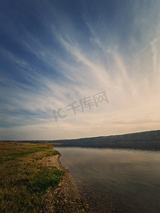 诞生之地摄影照片_摩尔多瓦尼斯特鲁河河岸风景。垂直背景，平静的水流动。自然景观，寂静空旷之地