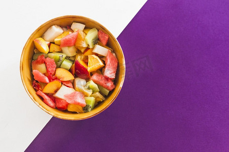 碗水果沙拉白色紫色背景