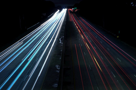 一个高架拍摄的高速公路道路与汽车轻速度跟踪。头顶上拍摄的一条高速公路道路与汽车轻速度小径