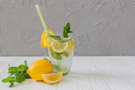 新鲜的夏季饮料加柠檬。高分辨率照片。新鲜的夏季饮料加柠檬。高品质的照片