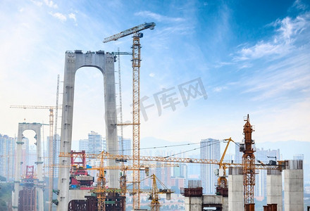 高塔摄影照片_利用塔机施工桥梁混凝土高塔