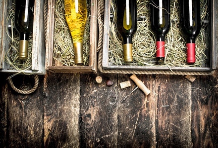 葡萄酒背景旧盒子里的红酒和白酒。在一个木制的背景下。葡萄酒背景旧盒子里的红酒和白酒。
