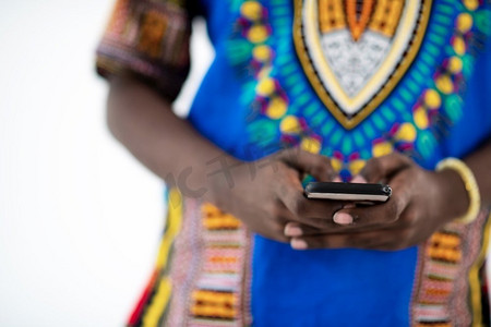自然苏丹非洲男性谈话通过智能电话隔绝在白色背景