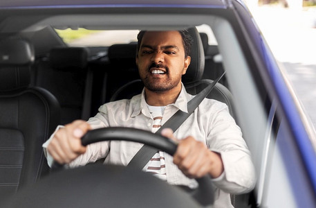 运输、车辆和人的概念—愤怒的印度男子或司机驾驶汽车。愤怒的印度男子或司机驾驶汽车
