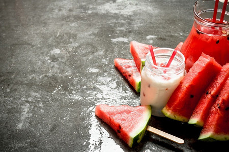西瓜糖摄影照片_西瓜冰沙和果肉果汁。在石桌上..西瓜冰沙和果肉果汁。