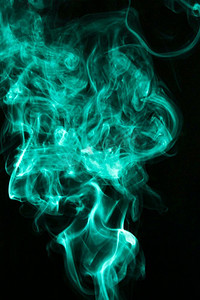 蓬松的泡芙绿色烟雾雾黑色背景。高分辨率照片。蓬松的泡芙绿色烟雾雾黑色背景。高品质的照片