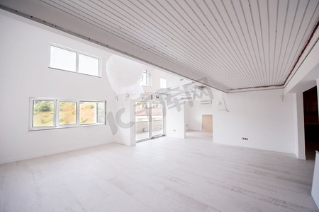 白色白色框摄影照片_空的时尚的现代开放空间两层公寓的内部与白色墙壁和大圆形枝形吊灯在中间准备移动