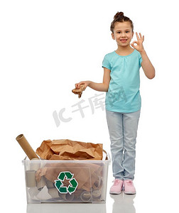 女孩垃圾分类摄影照片_ 回收，纸张，废物，分类