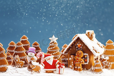 树木房子人摄影照片_姜饼房子圣诞节冷杉树圣诞老人和礼物饼干冬季节日庆祝概念。姜饼屋和树木