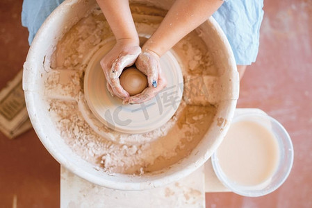 女陶工在陶轮上塑造一个锅.咖啡碗
