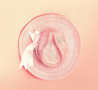 太阳镜彩色摄影照片_夏天草帽在粉彩色背景。俯视图