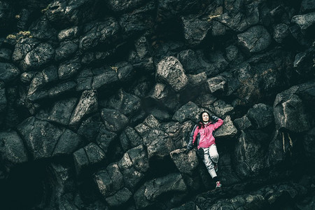 冰岛赫尔纳的岩石山脊上的女性旅行者。旅游和探索概念。