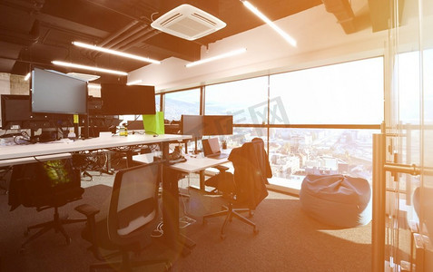 空的现代开放计划办公室与阳光透过窗户