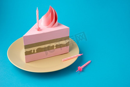 创造性的食物健康饮食概念节日照片生日蛋糕与蜡烛在板在蓝色背景许个愿