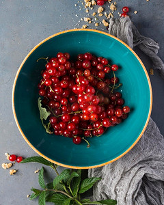 碗红色摄影照片_盛满蔓越莓的碗。漂亮的照片。盛满蔓越莓果的碗