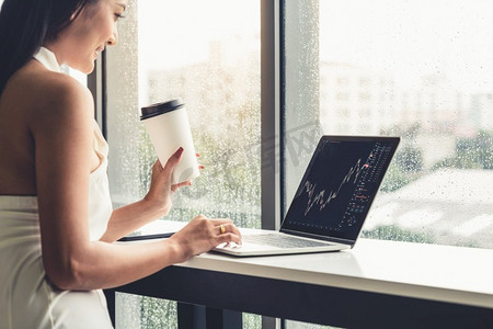 通过巧妙的计算机软件分析股市数据图表.屏幕截图美女